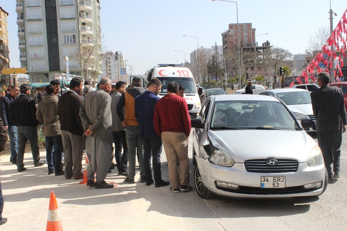 Seyyar Satıcıya Otomobil Çarptı: 1 Yaralı
