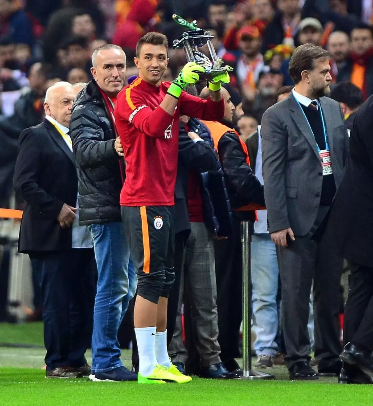 Simovic ve Muslera\'ya Plaket