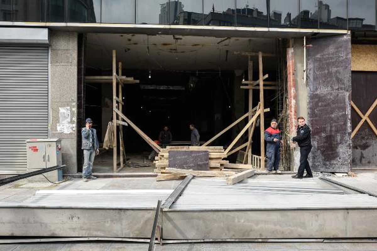Şişli\'de Akıl Almaz Olay... Kaldırımda Yürüyen Bir Kişinin Üzerine Kepenk Düştü