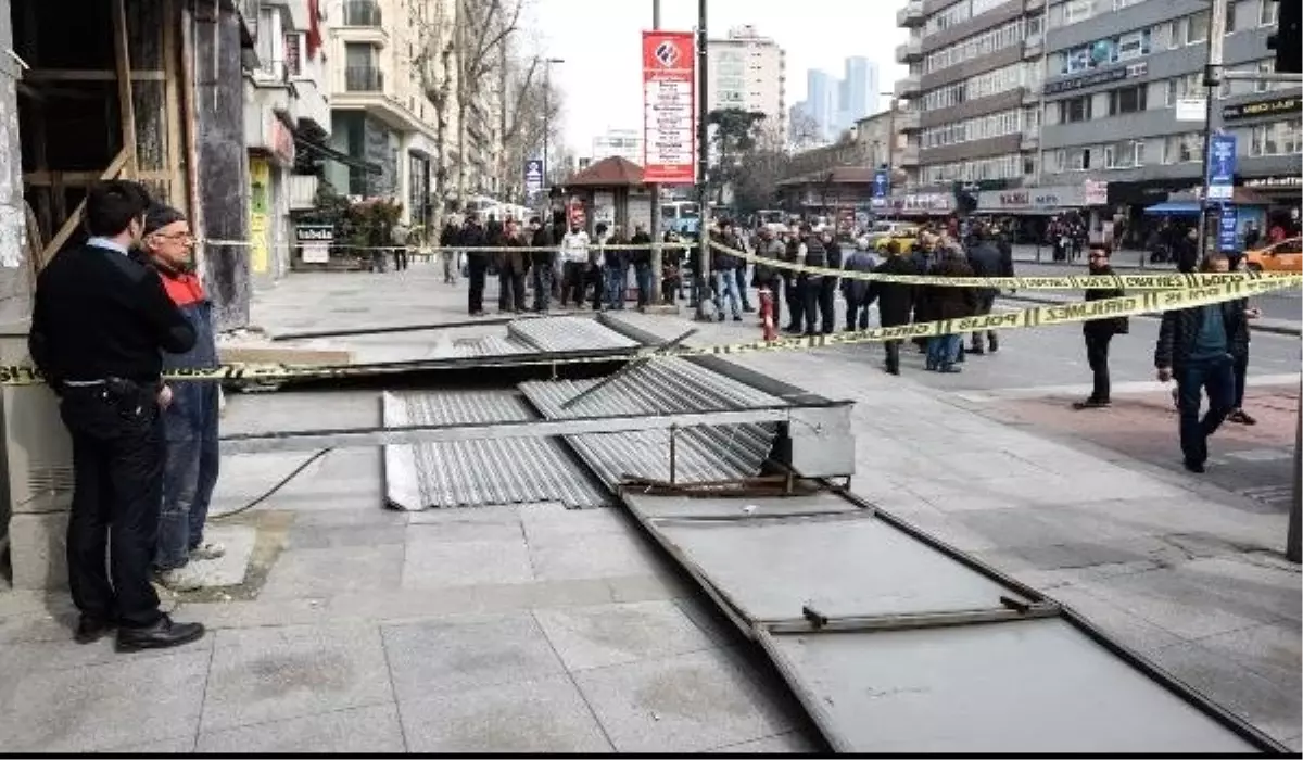 Şişli\'de Akılalmaz Olay! Kaldırımda Yürüyen Adam Kepengin Altında Kaldı