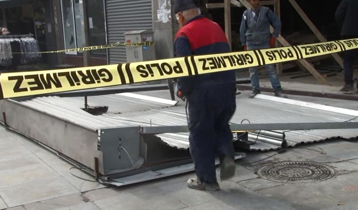 Şişli\'de Bir Kişinin Üzerine Kepenk Devrildi