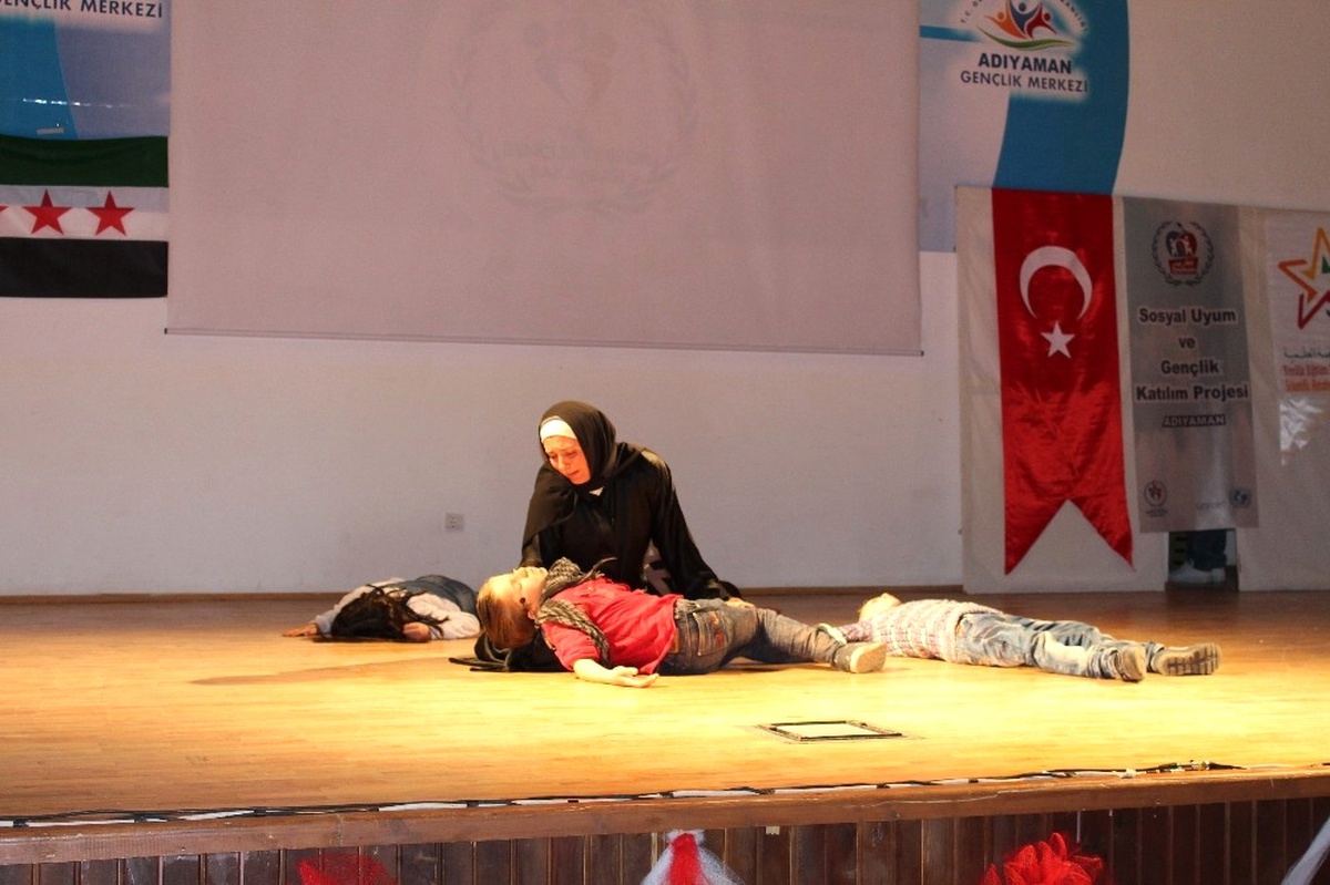 Suriyeli Çocuklar Bu Kez Tiyatro Oyunu ile Duygulandırdı