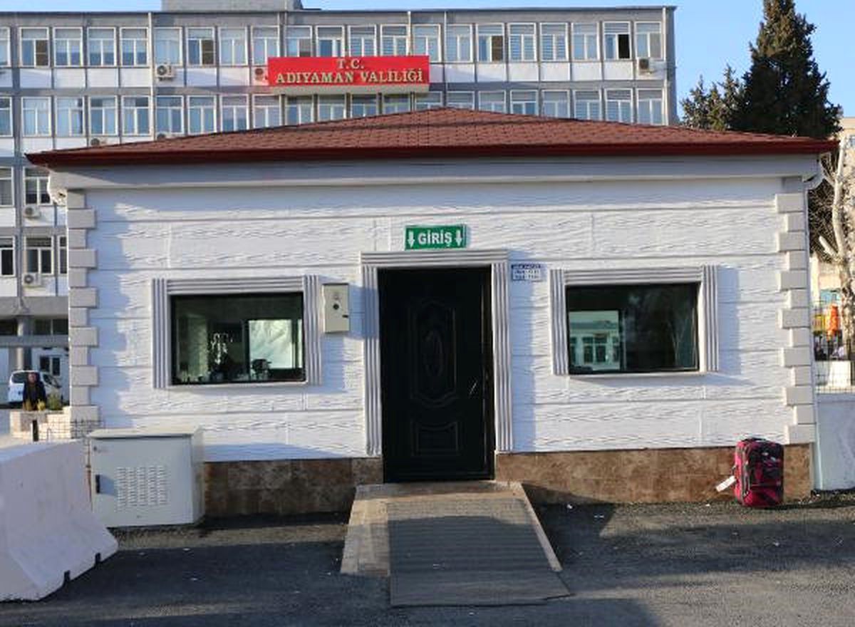 Suriyeli\'nin Valilik Önüne Bıraktığı Bavul Bomba Paniğine Neden Oldu