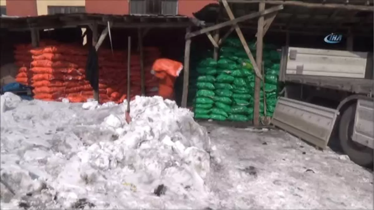 Üniversite Öğrencisi Kömür Taşıyarak Okuyor