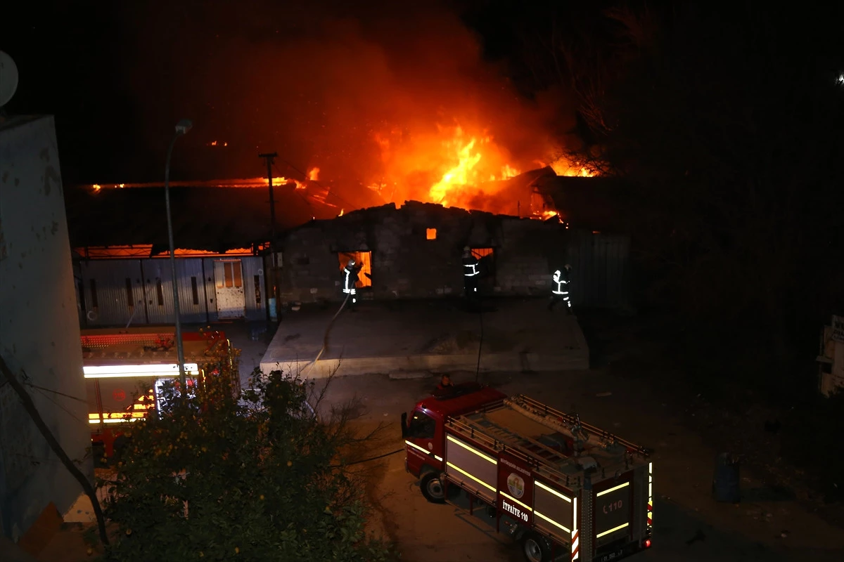 Adana\'da Kereste Atölyesinde Yangın