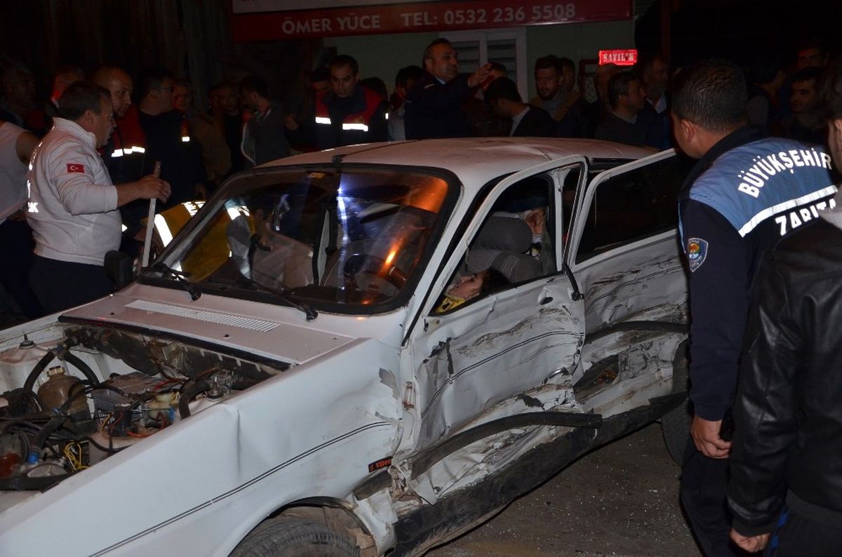 Adana\'da Trafik Kazası: 5 Yaralı