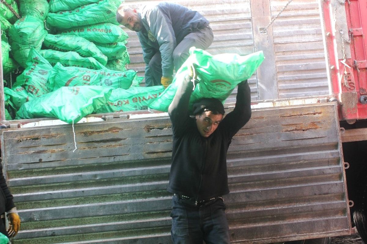 Ağrı\'da Kömür Boşaltan İşçilerin Ekmek Mücadelesi