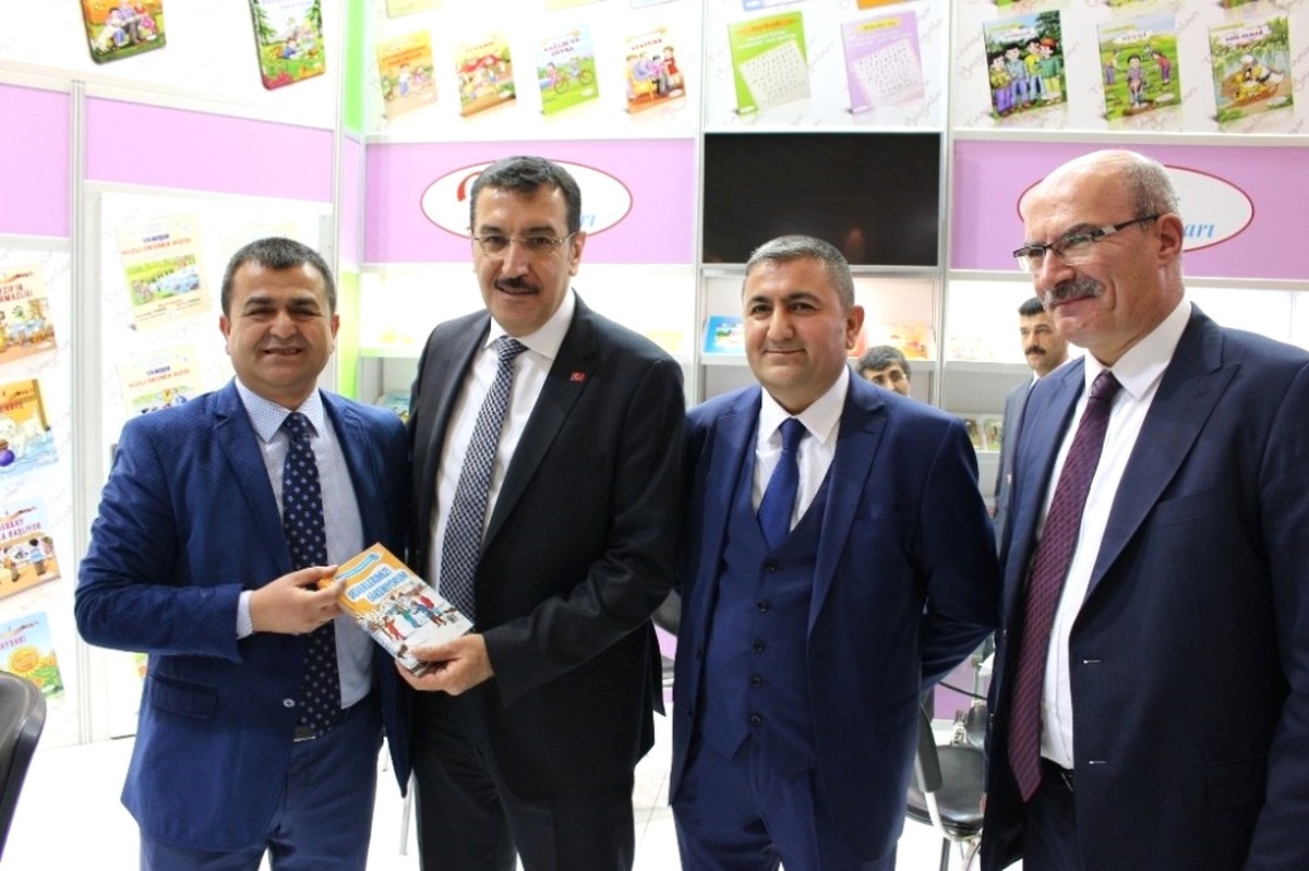 Ağrı\'nın Kültür Temsilcisi Eğitimci Yazar Ferzende Tanışır İstanbul Tüyap Fuar Merkezinde