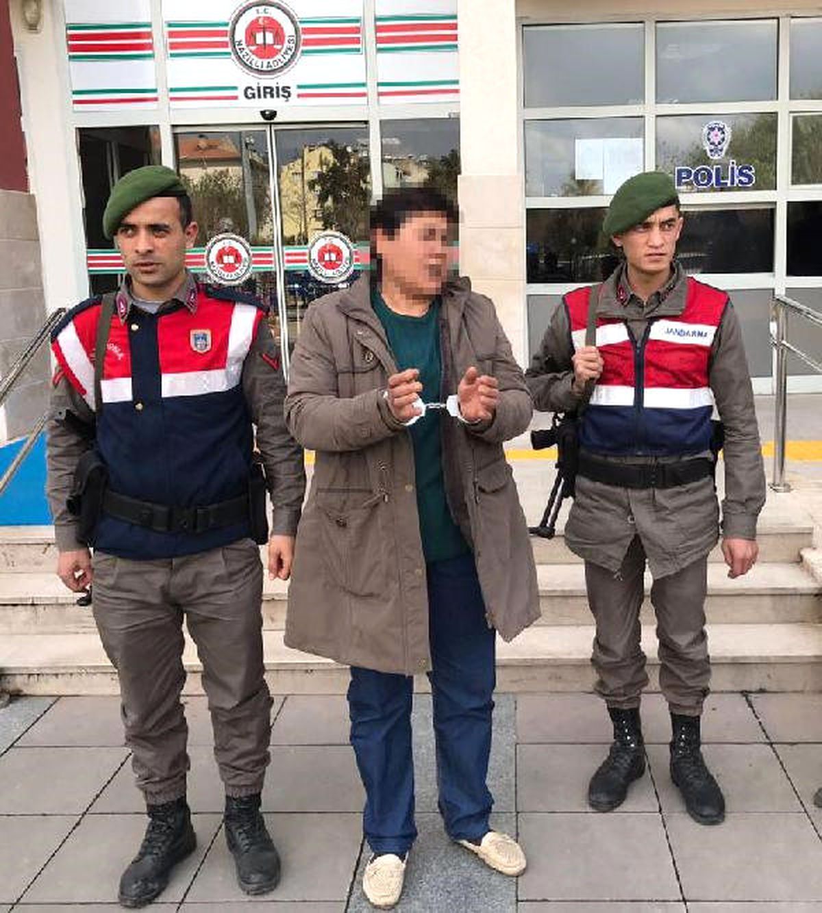 AK Parti Afişini Asan Kadına \'Bıçaklı Tehditten\' 1 Yıl 8 Ay Hapis