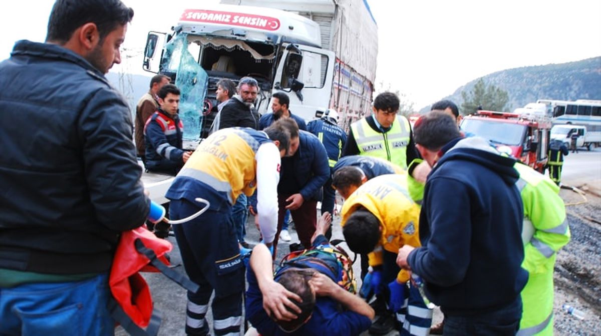 Antalya\'da Tır ile Kamyon Çarpıştı: 2 Yaralı