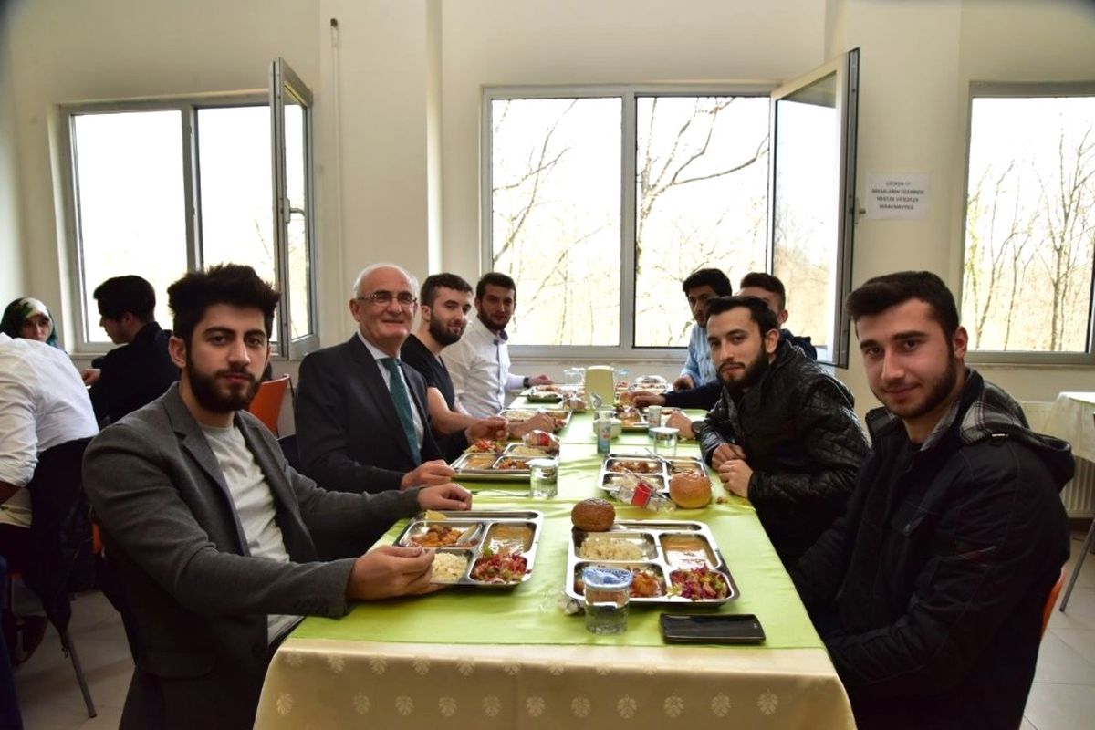 Başkan Yılmaz Omü\'lü Öğrencilerle Aynı Sofrada