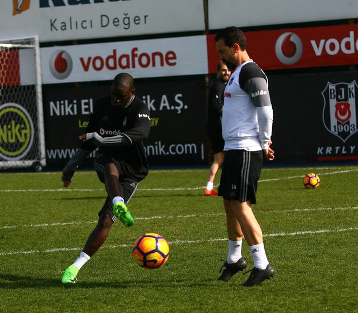 Beşiktaş\'ta Caner Erkin ve Demba Ba Sevinci
