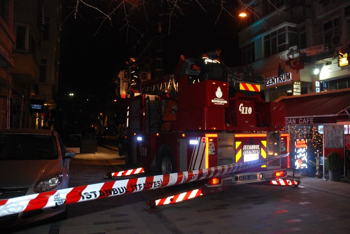 Beyoğlu\'nda Otel Çalışanı Çıktığı Çatıdan Apartman Boşluğuna Düşerek Hayatını Kaybetti