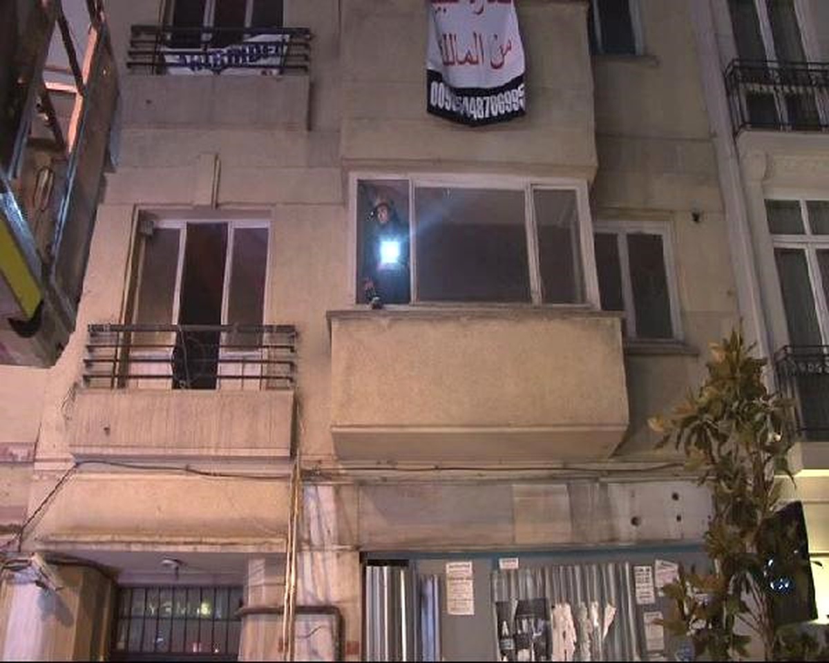 Beyoğlun\'da Apartman Boşluğuna Düşen Kişi Öldü