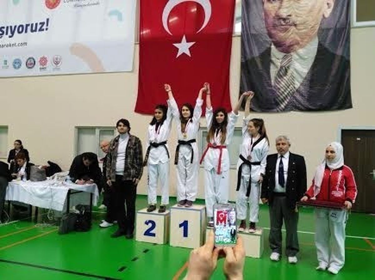 Burhaniye Uğur Anadolu Lisesi\'nde Madalya Sevinci