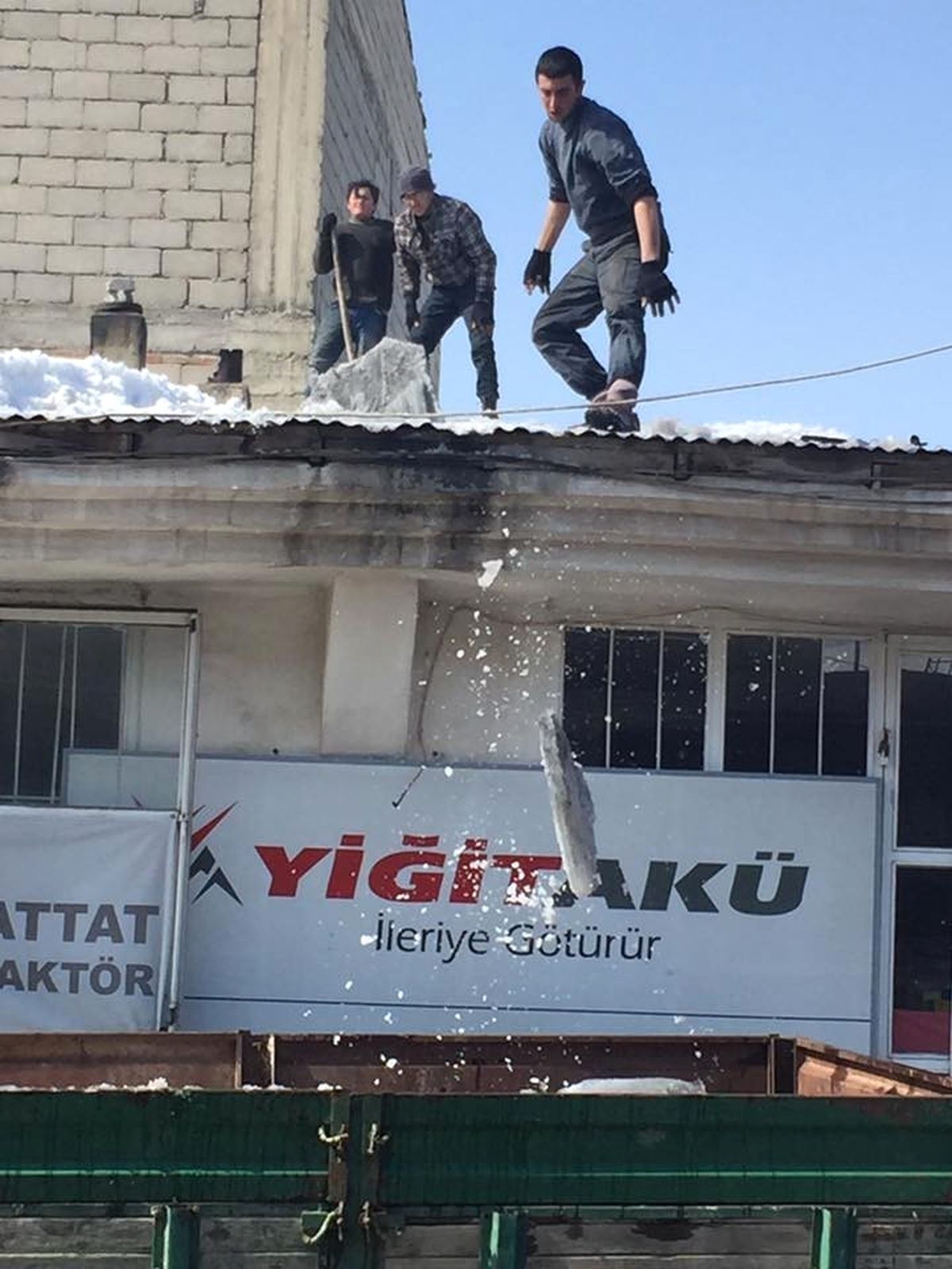 Cemre Düşmesi ile Isınan Havalar Vatandaşı Damlara Çıkardı
