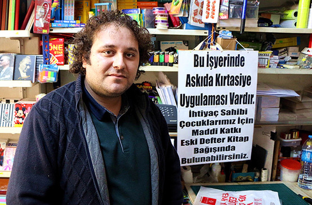 Çocukların Yüzünü "Askıda Kırtasiye" Ile Güldürüyor