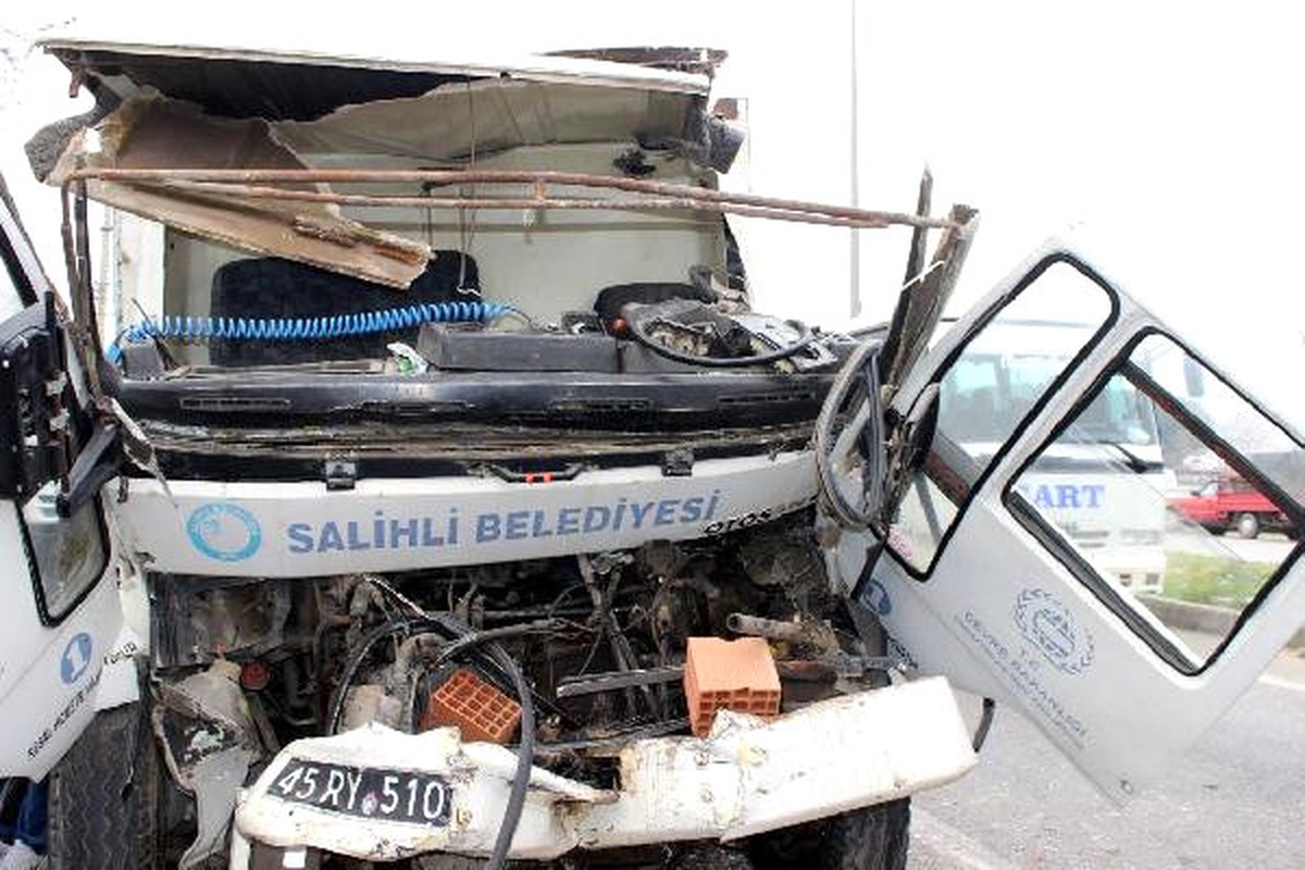 Çöp Kamyonu ile Tuğla Kamyonu Çarpıştı: 1 Ölü, 2 Yaralı