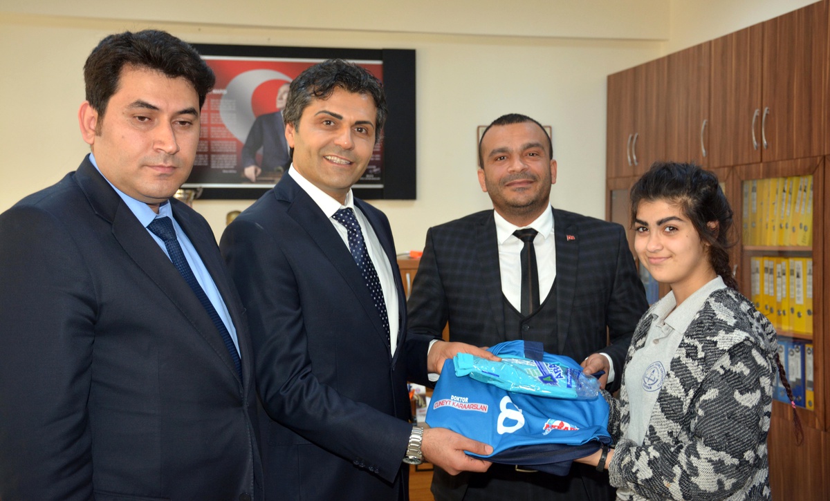 Dr. Cüneyt Karaarslan\'dan kız futsal takımına forma desteği