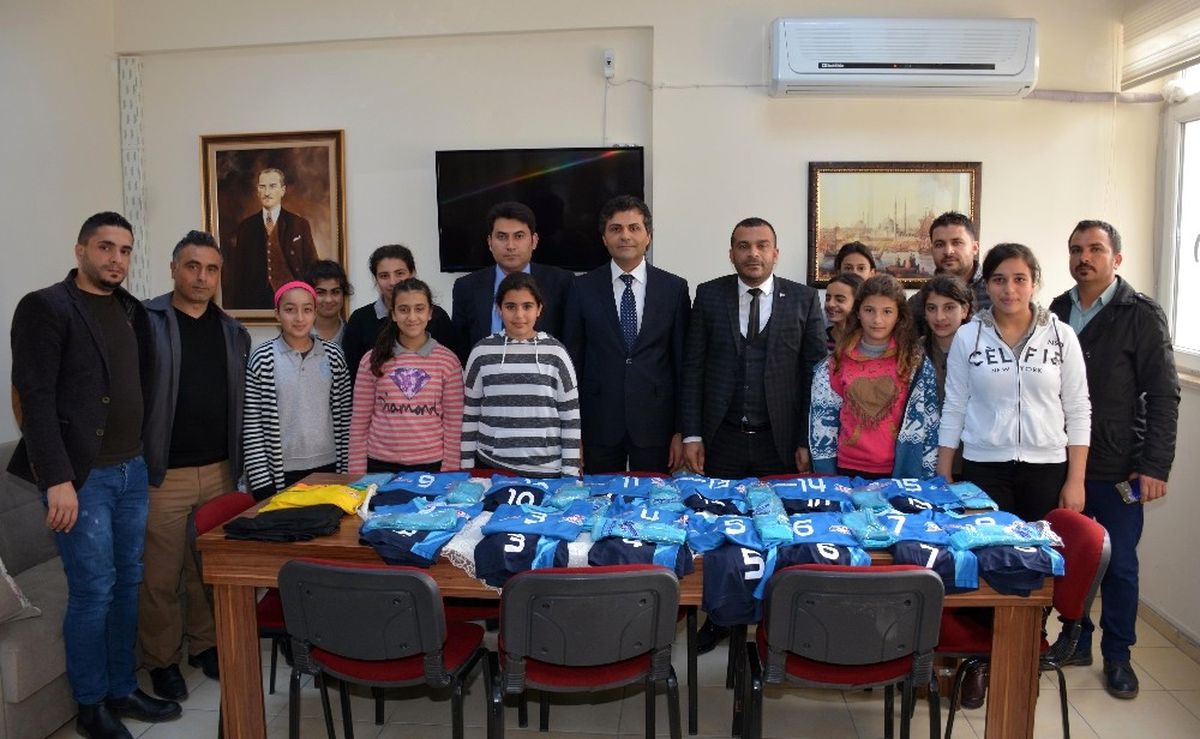 Dr. Cüneyt Karaarslan\'dan Kız Futsal Takımına Forma Desteği