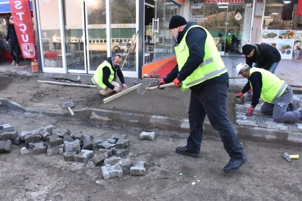 Düzce Belediyesi Kaldırım Yapımına Hız Verildi