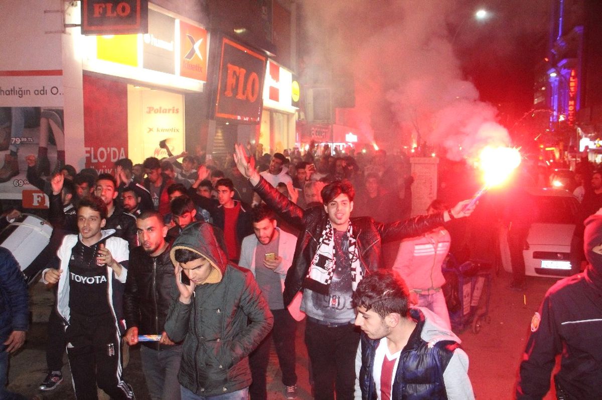 Elazığ\'da Beşiktaşlılar Galibiyet Sevincini Doyasıya Kutladı