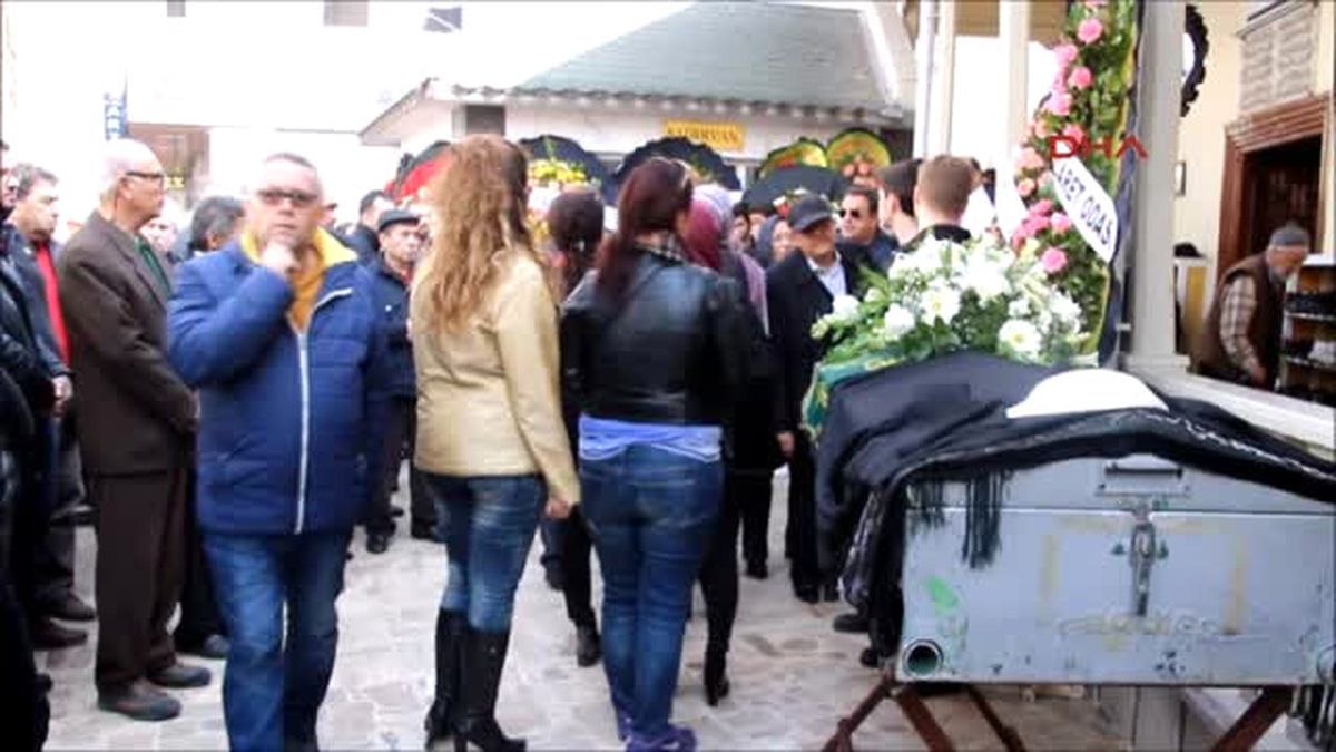 Evinde Bıçaklanarak Öldürülen İngilizce Öğretmeni Toprağa Verildi