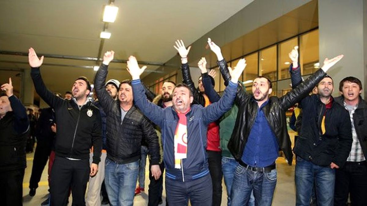 Florya\'da Galatasaray\'a Protestolu Karşılama