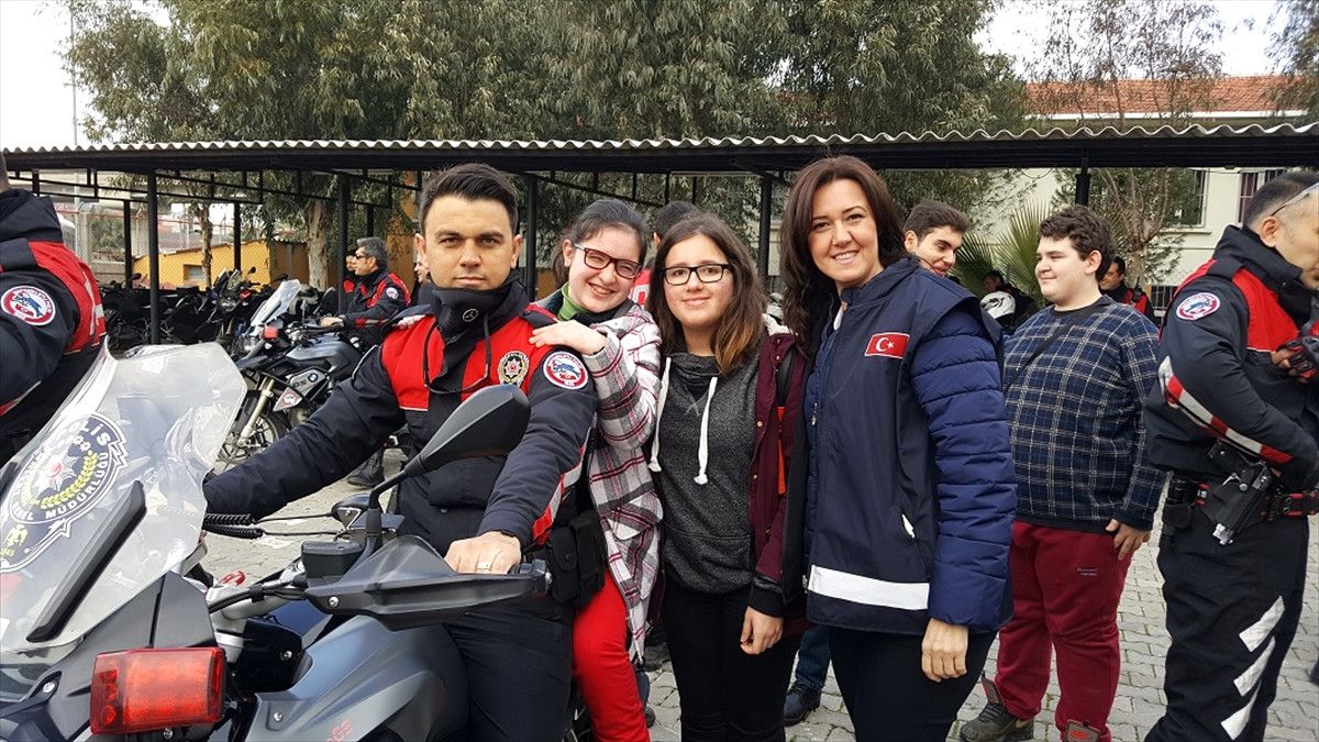 Görme Engelli Öğrenciler, Motosikletli Polislere Eşlik Etti