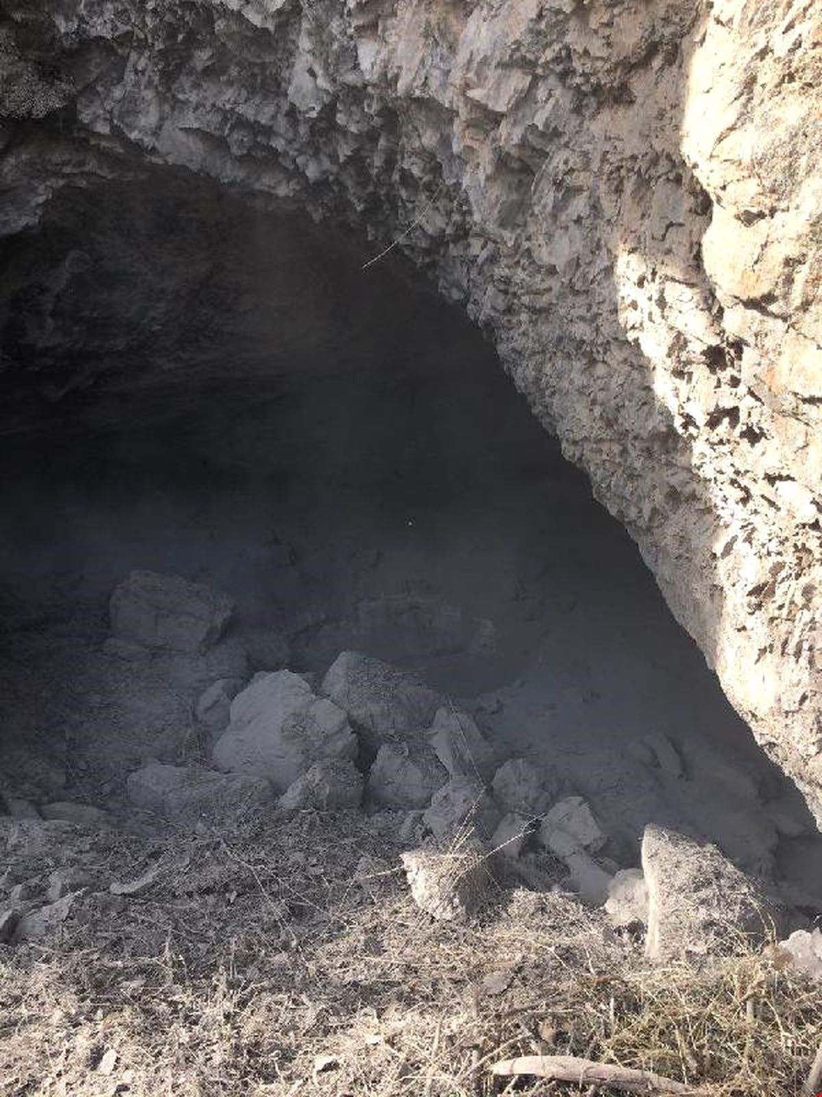 Hakkari\'de Bir Mağarada Eyp Yapımında Kullanılan 3 Tüp Ele Geçirildi