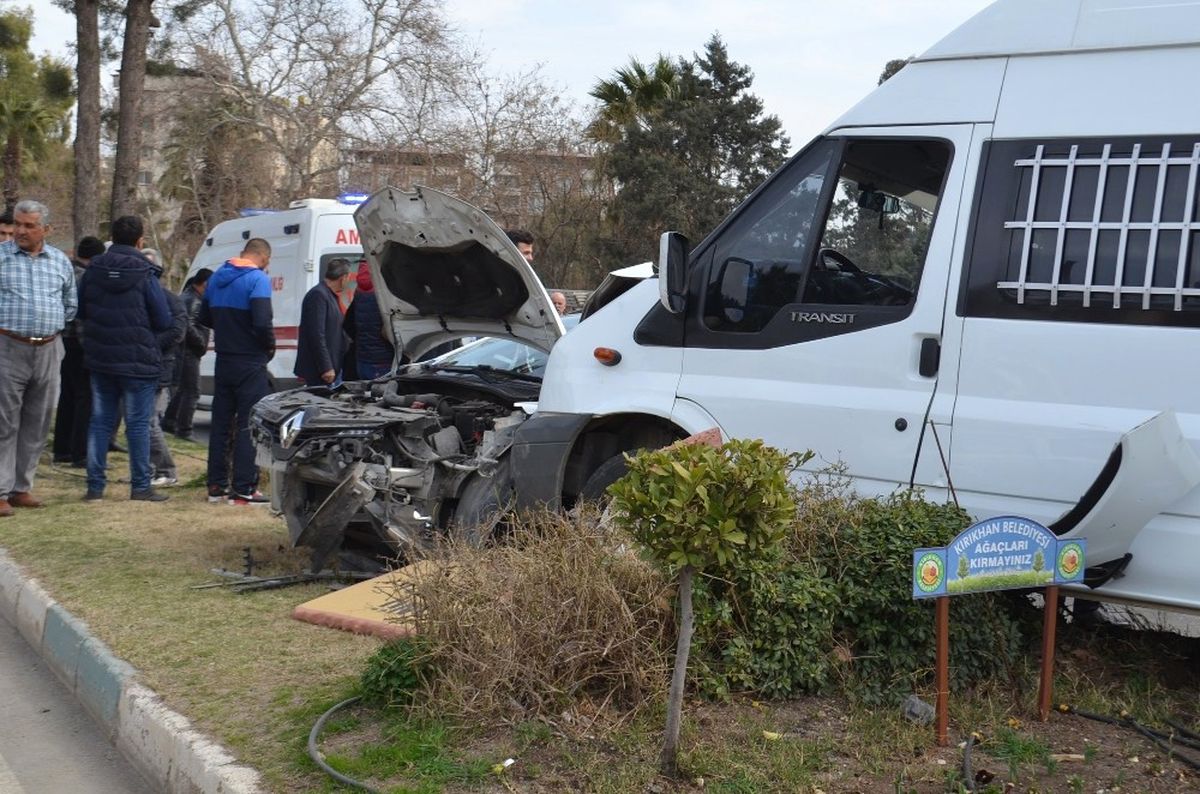 Hatay\'da Öğrenci Servisi Kaza Yaptı: 2 Yaralı