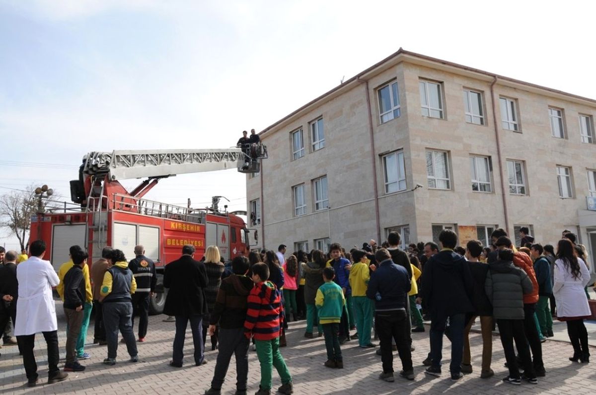 İtfaiye Müdürlüğü Öğrencilere Yangına Müdahale Eğitimi Verdi