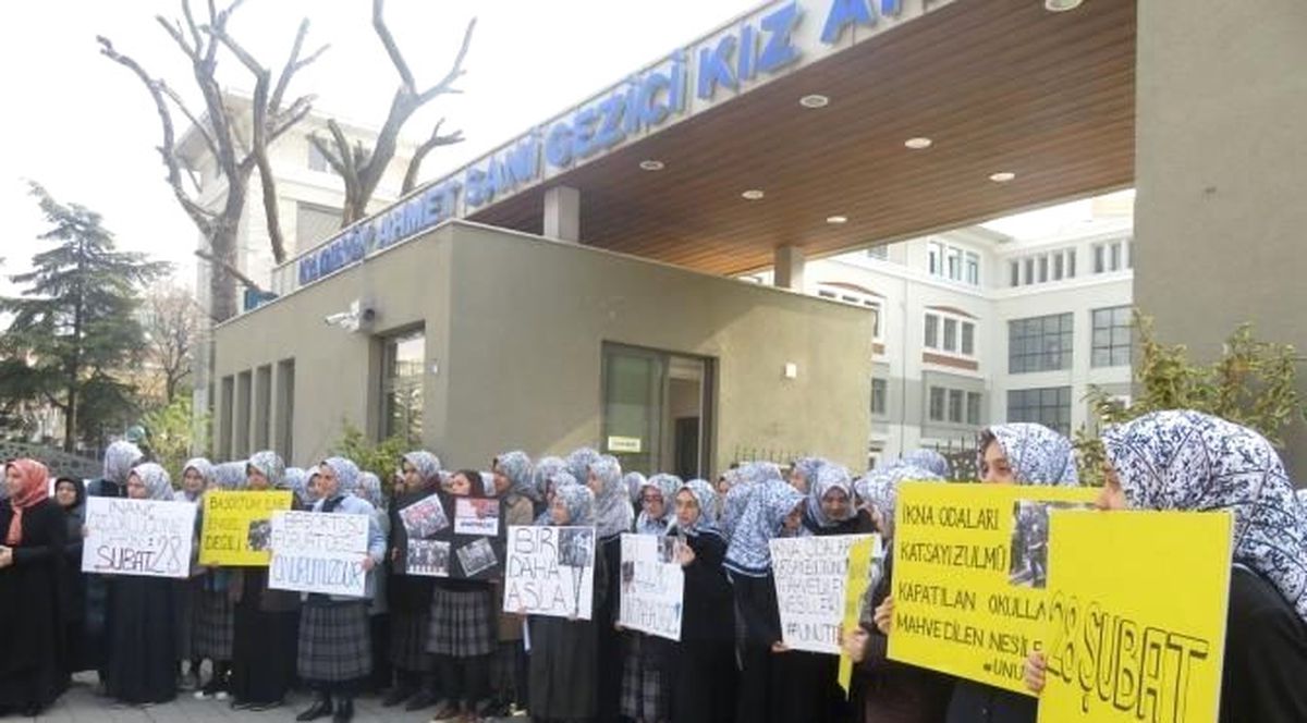 Kadıköy\'de İmam Hatip Lisesi Önünde 28 Şubat Protestosu
