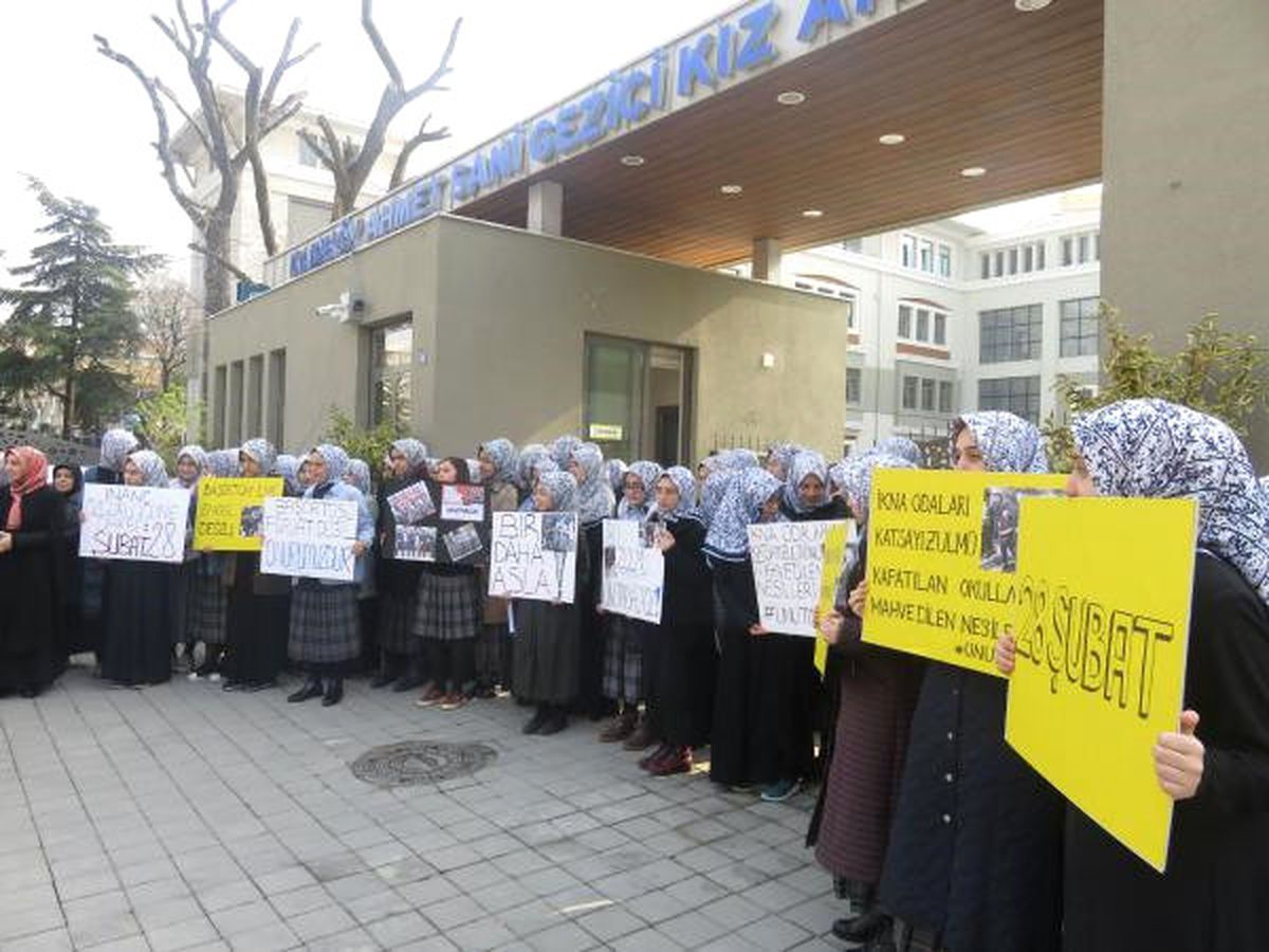 Kadıköy\'de İmam Hatip Lisesi Önünde 28 Şubat Protestosu
