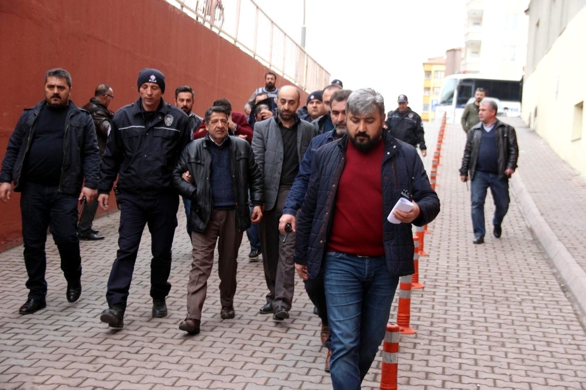 Kayseri\'deki Cinayetle İlgili Gözaltına Alınan 10 Kişi Adliyeye Sevk Edildi