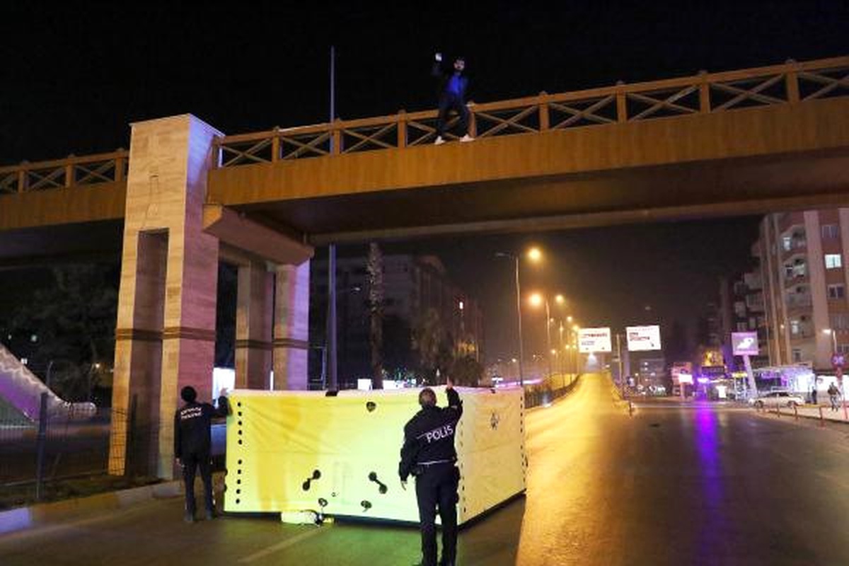 Kız Arkadaşıyla Tartıştı, Üstgeçitten Atlamaya Kalktı