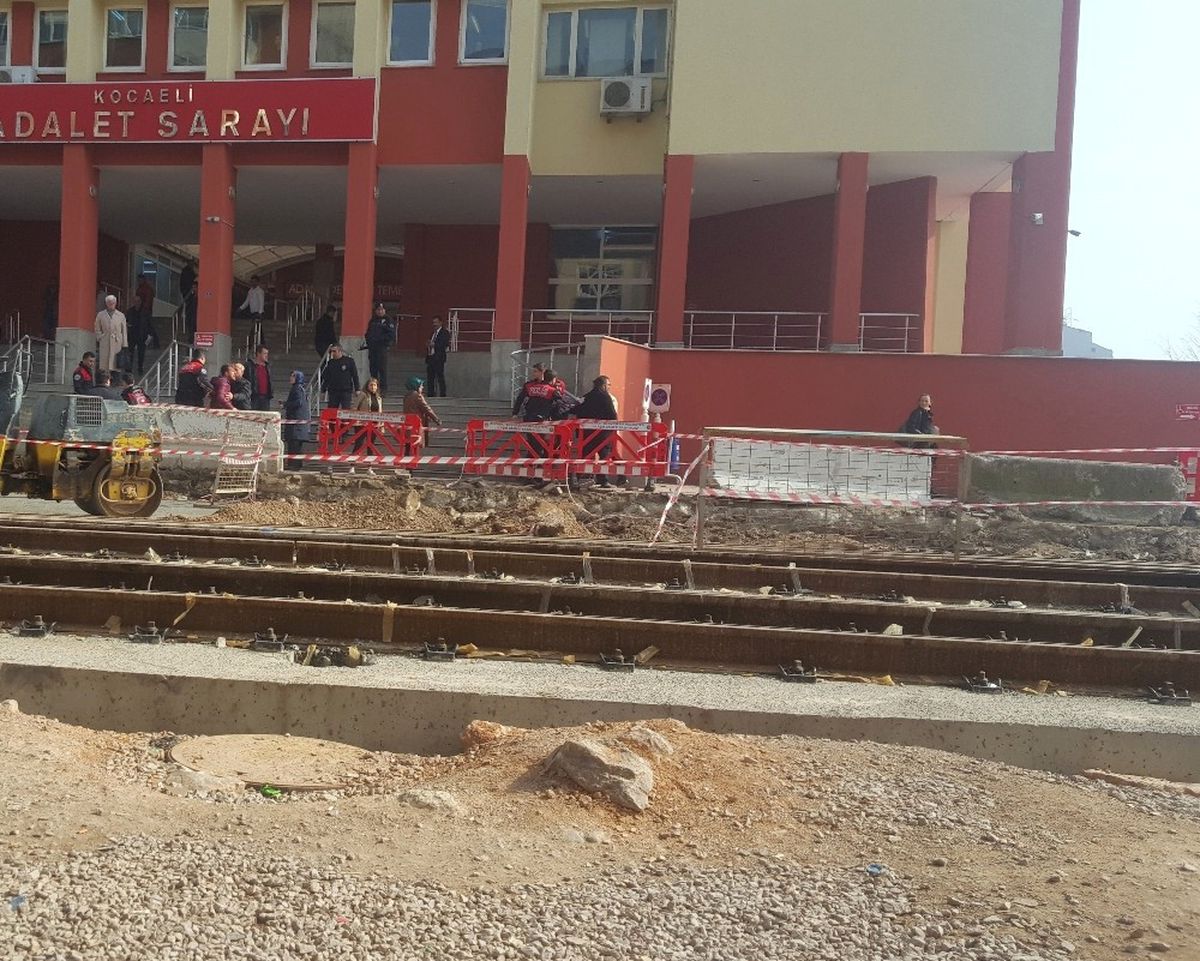 Kocaeli\'de Duruşma Çıkışı Taraflar Birbirine Girdi