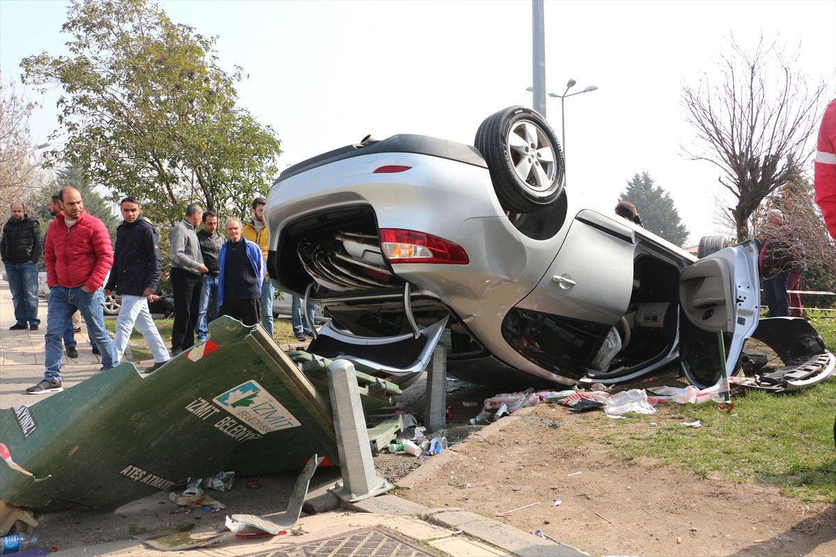 Kocaeli\'de Trafik Kazası: 3 Yaralı