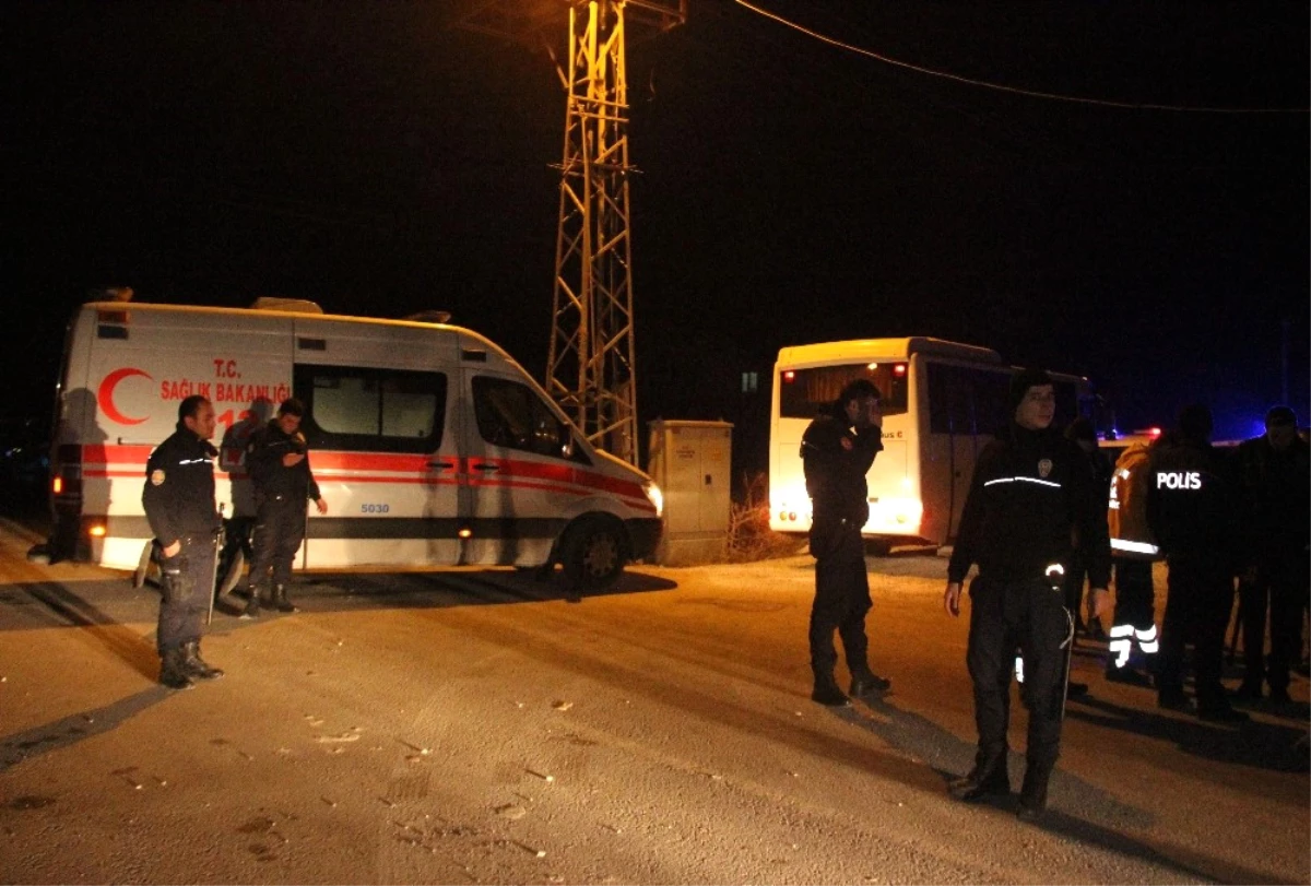 Konya\'da Taşlı Bıçaklı Park Kavgası: 1 Ölü, 1\'i Polis 4 Yaralı