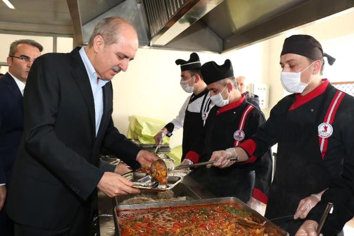 Kurtulmuş, Üniversite Öğrencileriyle Birlikte Yemek Yedi