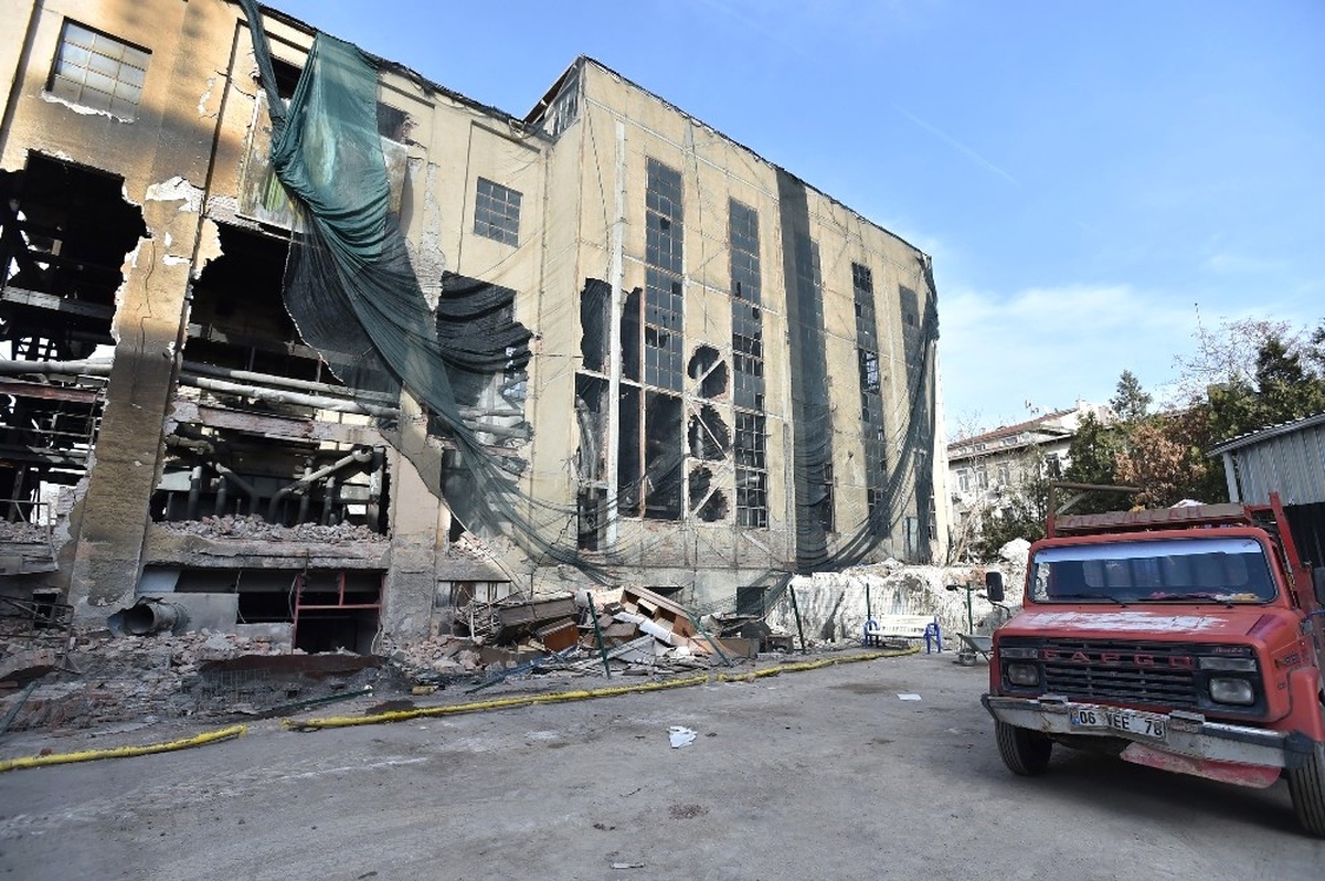 Maltepe Havagazı Fabrikası\'ndaki Yıkım İşlemi