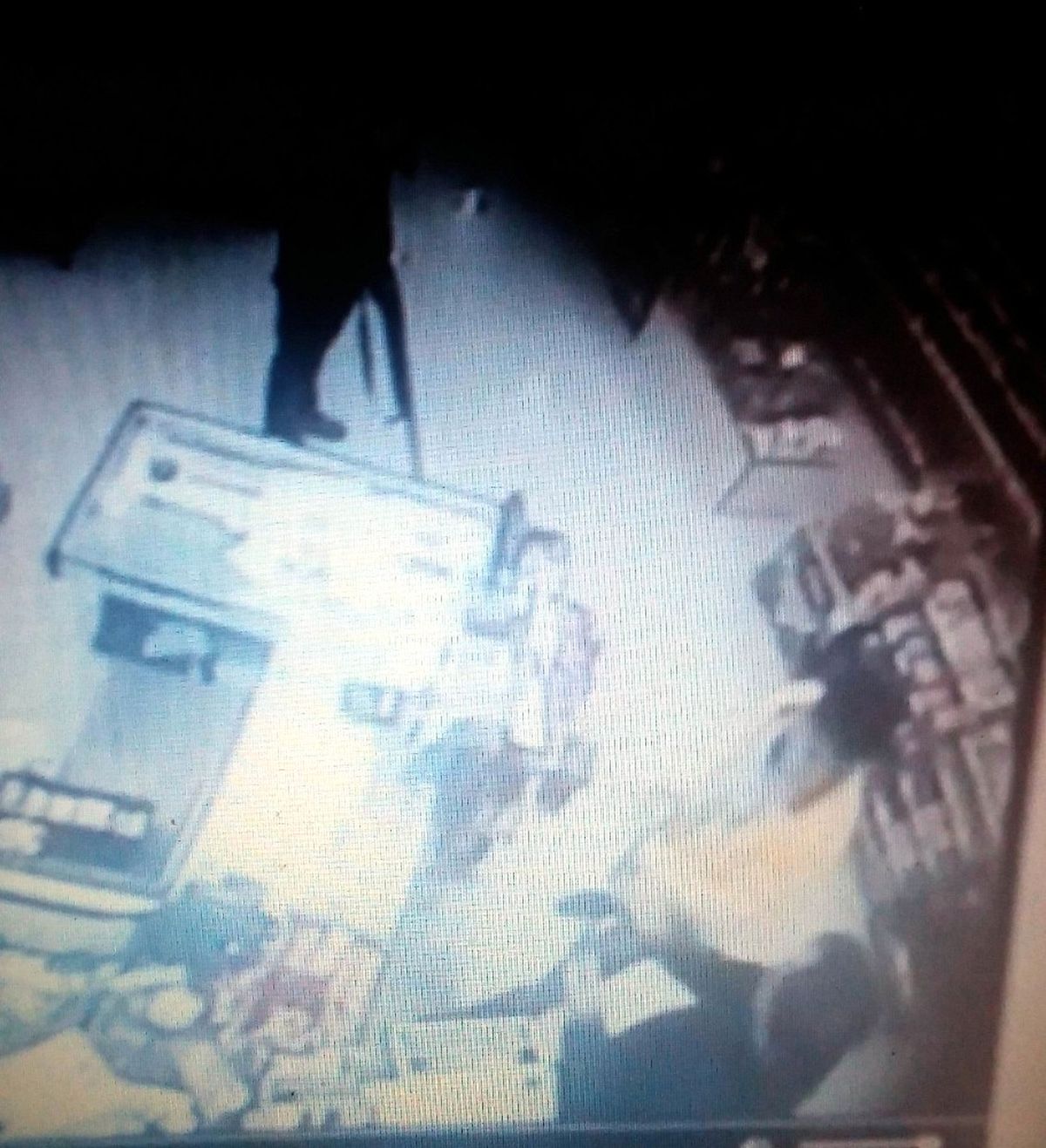 Maskeli Soyguncular Marketçiyi Darp Edip Kaçtı