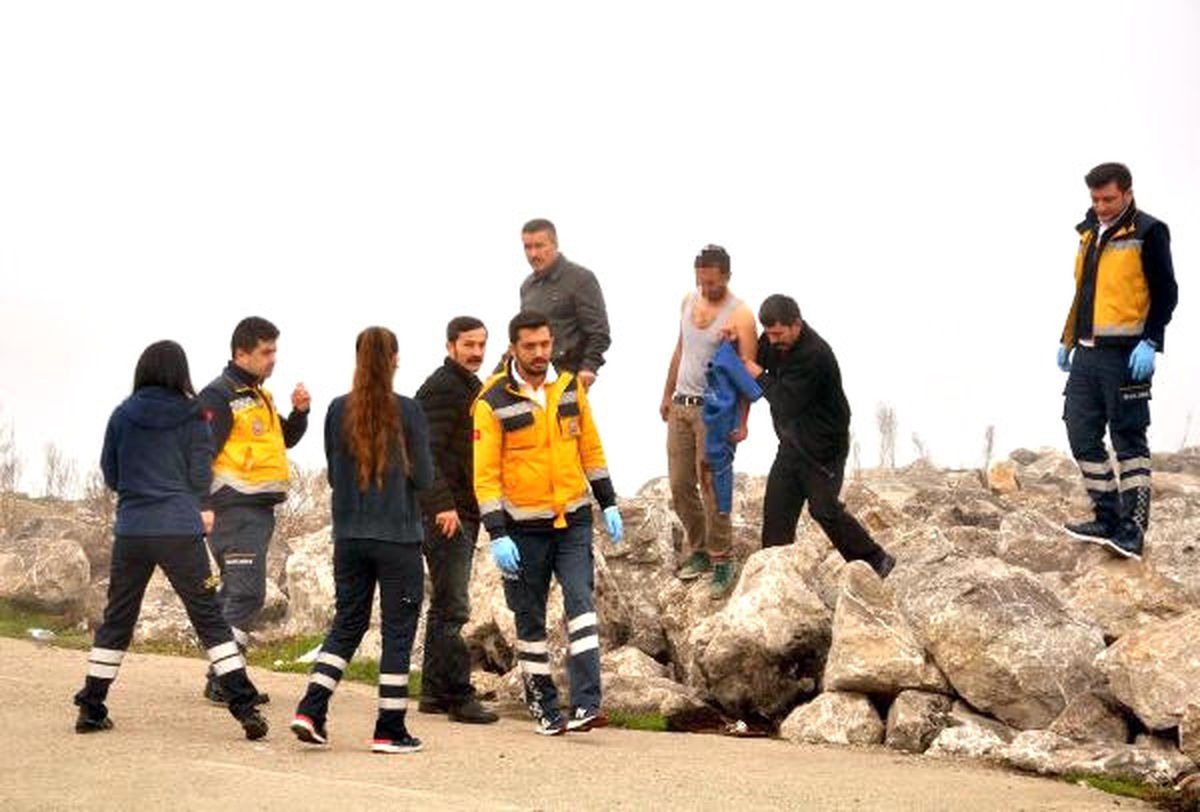 Mendirekte Bileklerini Kesen Kişi Hastaneye Kaldırıldı