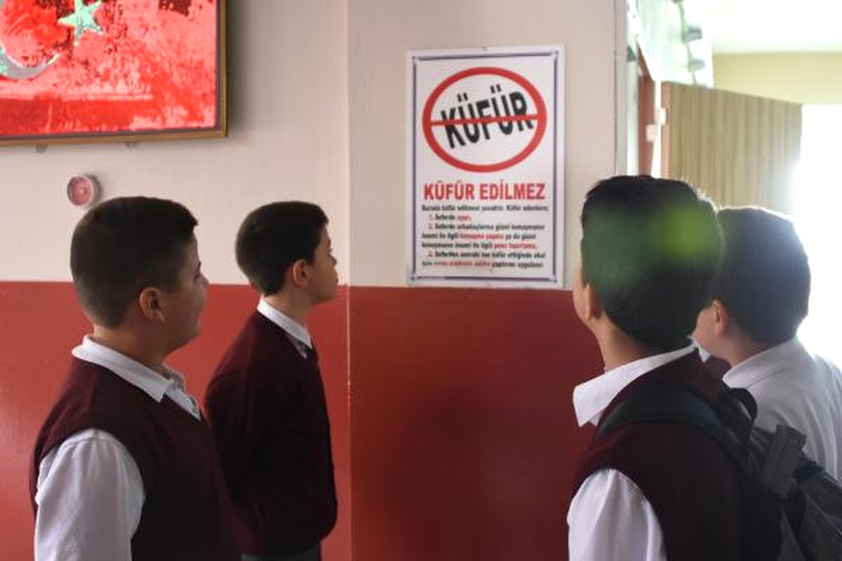 Ortaokulda \'Küfürsüz Hava Sahası\' Projesi Hayata Geçti, İhlal Eden Öğrenci Ceza Aldı