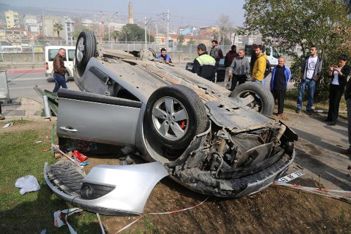 Otomobil Kaldırımda Yürüyen Yayalara Çarptı: 3 Yaralı