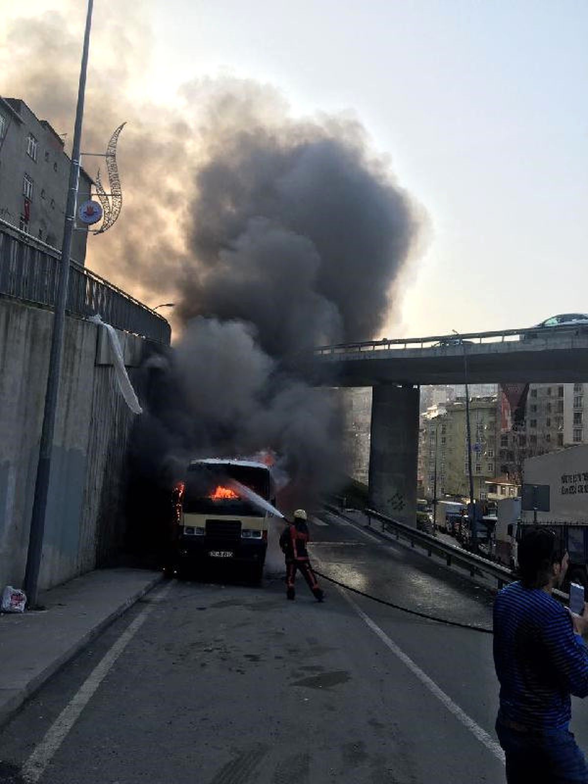 Park Halindeki Minibüsler Kundaklandı