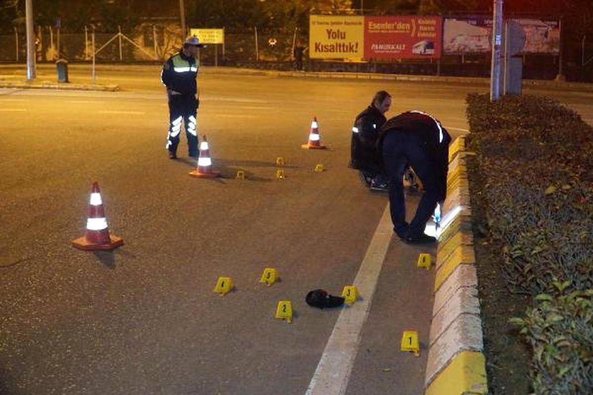 Silahlı Saldırıda Yaralandı, Otomobille Kaçarken Kaza Yaptı