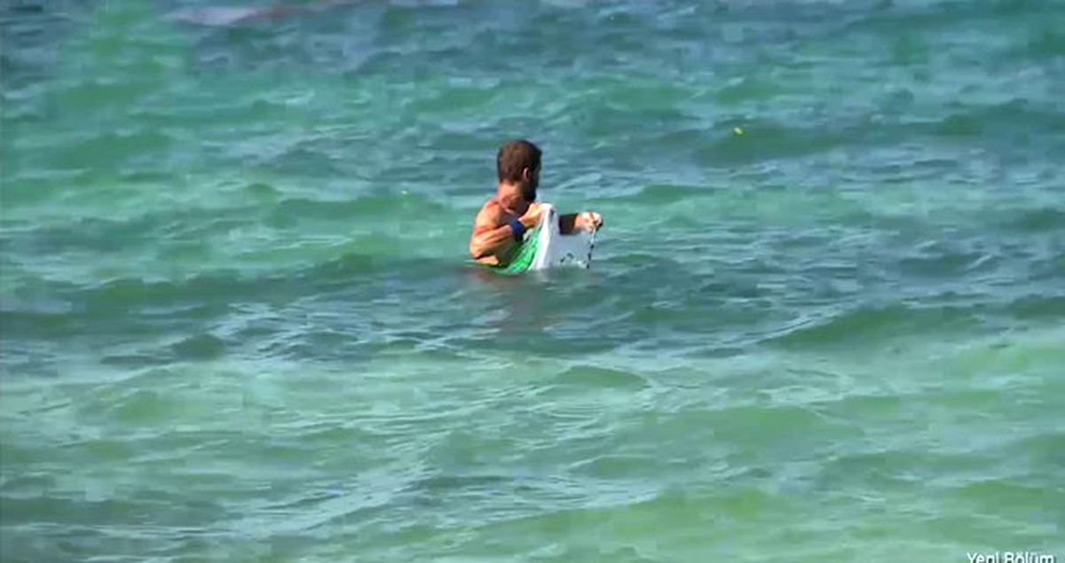 Survivor\'da Adem Yine Adadaki Balıkları Kuruttu