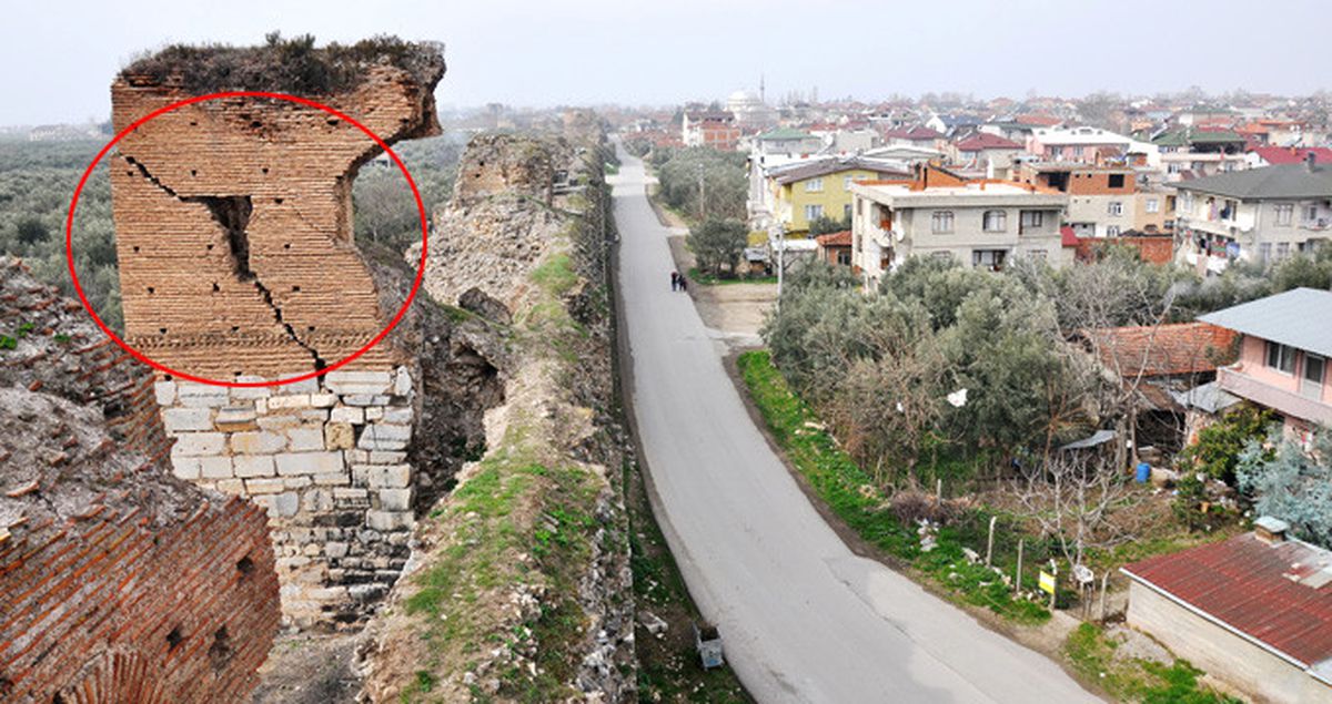 Tarihi Surlarda Olaşan Dev Çatlaklar Vatandaşları Tedirgin Ediyor