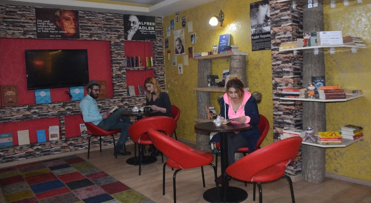 Tatvan\'daki Bu Kafede Çay ve Kahvenin Yanında Kitap İsteniyor